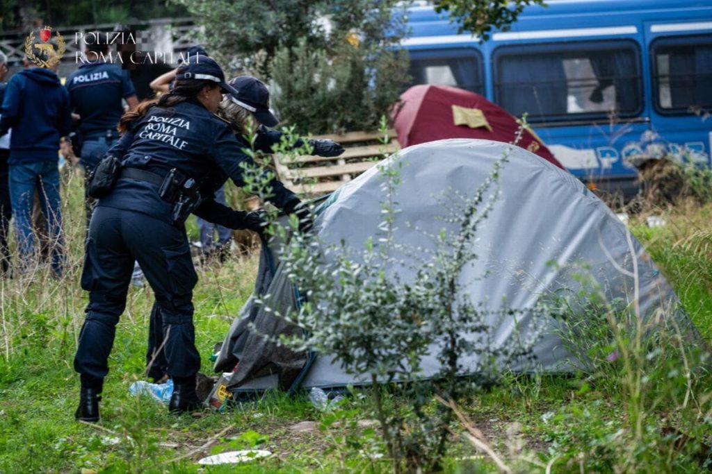 Castro Pretorio, blitz per sgomberare le tendopoli dei senza dimora
