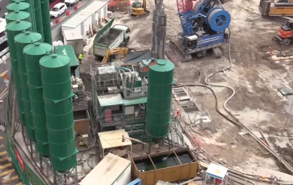Il cantiere di piazza Venezia diventa un museo a cielo aperto, arriva l’arte sui silos
