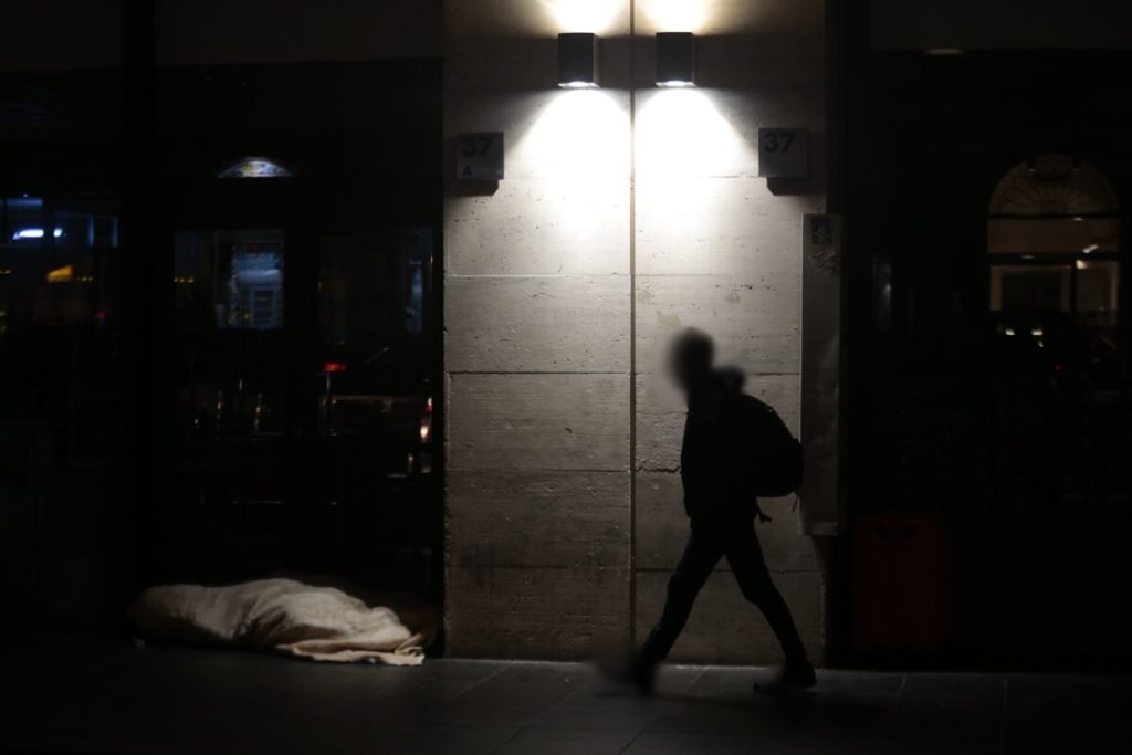 Termini: sesso all'uscita della stazione, uomo scappa ma viene fermato dai soldati