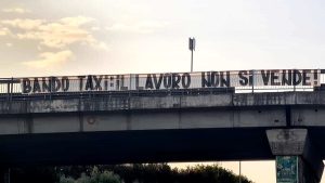 Bando taxi, tutti al fianco dei sostituti alla guida: "Sono stati discriminati"