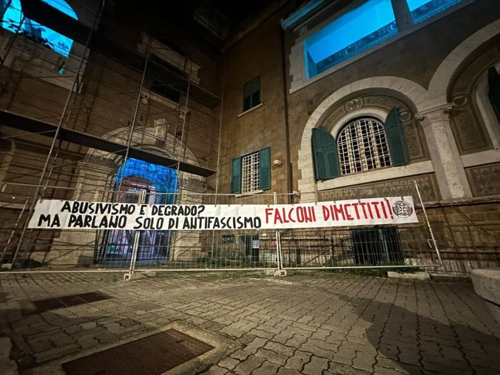Casapound contro Falconi, ad Ostia srotolati striscioni contro il minisindaco: "Dimettiti"