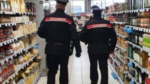 Spaccano vetrata con le pietre, banda di ladri fermata dentro al supermercato