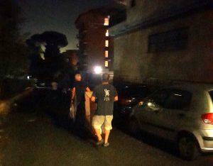 Labaro, i residenti cacciano gli svuota cantine mentre scaricavano un armadio in strada