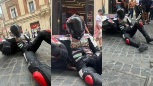 Motociclista a terra a Roma: la trovata di Tananai per annunciare il nuovo album