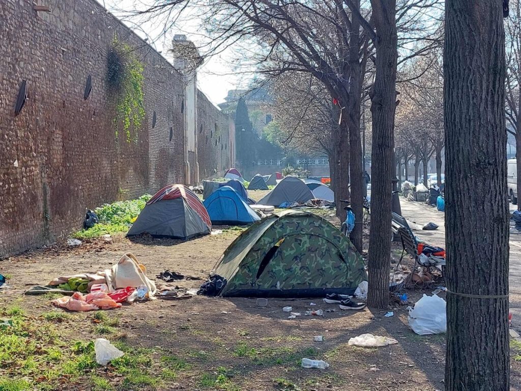 Giubileo, le cancellate anti-clochard sono una grana per Gualtieri. Rischio spaccatura nel Pd romano