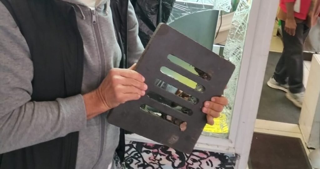 Sfondano con il tombino il vetro del bar e scappano con il fondo cassa