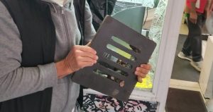 Sfondano con il tombino il vetro del bar e scappano con il fondo cassa