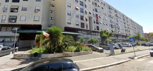 Pusher e vedette a Tor Bella Monaca, la lotta allo spaccio h24 sotto le torri