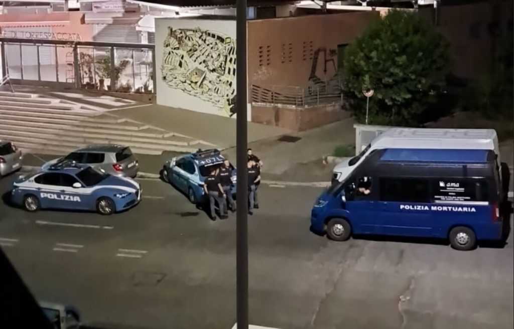 Torre Spaccata, 31enne trovato morto accanto al mercato