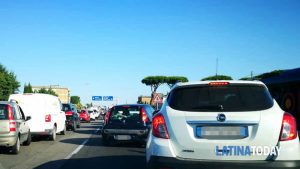 Incidente via Pontina, disagi in direzione Roma per scontro tra tre auto e un mezzo pesante