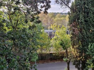 Il passaggio dei treni è assordante, i residenti vogliono le barriere fonoassorbenti. Le prime richieste 18 anni fa