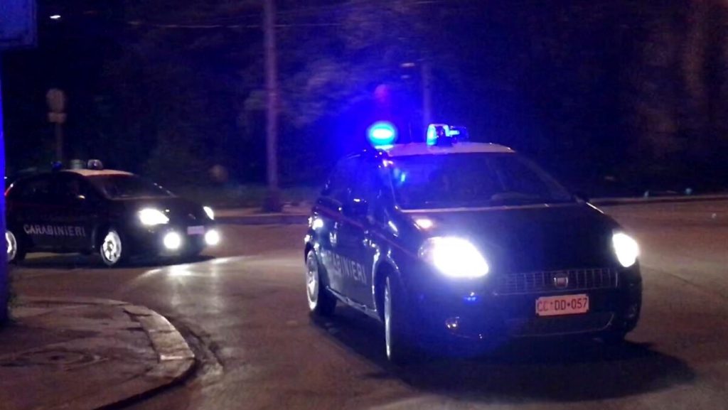 Vogliono ripulire l'appartamento: carabiniere fuori servizio vede la scena e li blocca