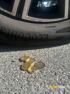 La banda delle monetine rapina una donna che aspettava l'uscita del figlio da scuola