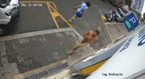 Uomo corre nudo in strada nel centro di Roma