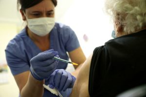 Covid, influenza e polmonite: al via le vaccinazioni nel Lazio