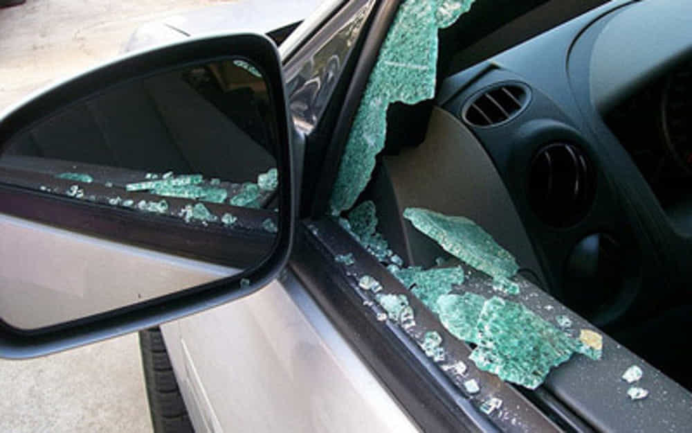 Spacca finestrino auto e ruba borsa. Il proprietario lo fa arrestare