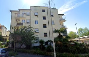 La palazzina va ristrutturata, gli inquilini non vanno via. E parte la diffida del Comune