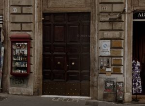 Senza dimora distrugge citofono a bastonate in centro