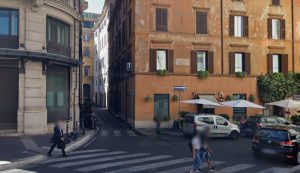 Giustizia fai da te: turisti rincorrono scippatore e lo picchiano, trovato ferito in un vicolo