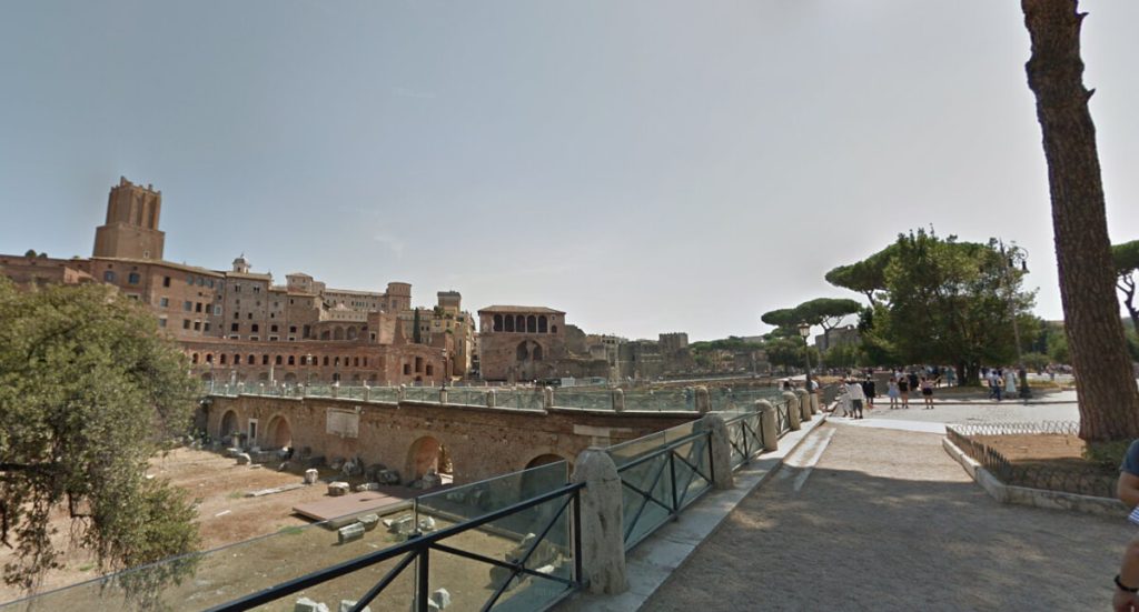 Turista si accascia al suolo e muore, dramma al foro di Traiano