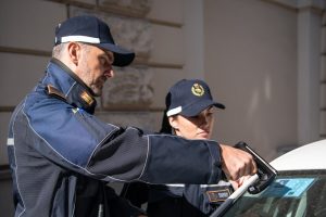 Permesso falsificato per parcheggiare sui posti disabili