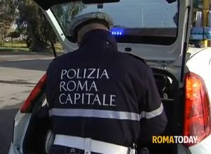 Incidente ad Acilia, motociclista muore in uno scontro. L'ipotesi di un pirata della strada