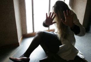 Segregata in casa dal marito senza acqua né cibo e costretta ad abortire, cuoco in manette