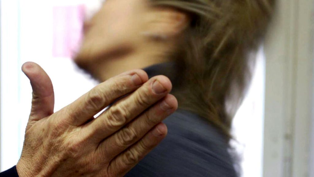 Picchia per anni moglie e figlia. Arrestato 35enne