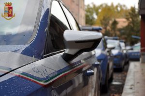 Rubano nel negozio, inseguiti a piedi da titolare e dipendente