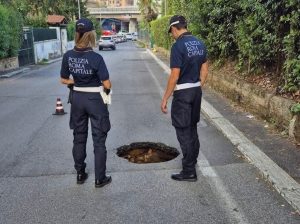 Voragine a Grotte Celoni, strada transennata
