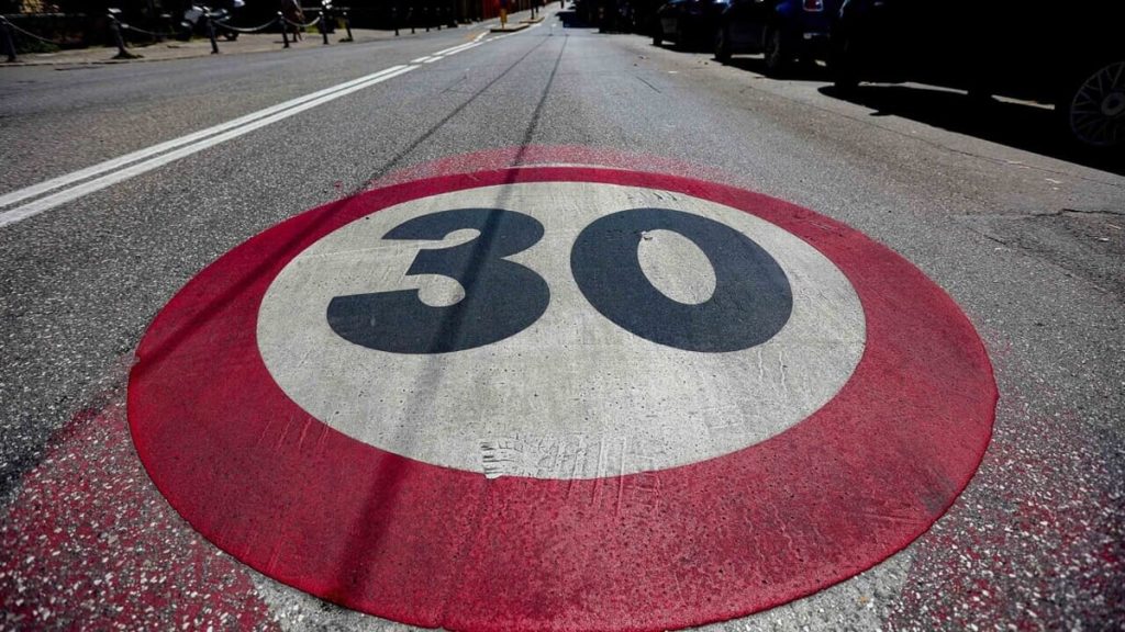 Sì alle zone 30 nelle strade scolastiche: il municipio del centro è il primo ad approvare la delibera