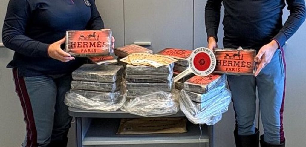 Cocaina "Hermes" nel doppio fondo dei sedili, corriere fermato in autostrada con 38 chili di polvere bianca
