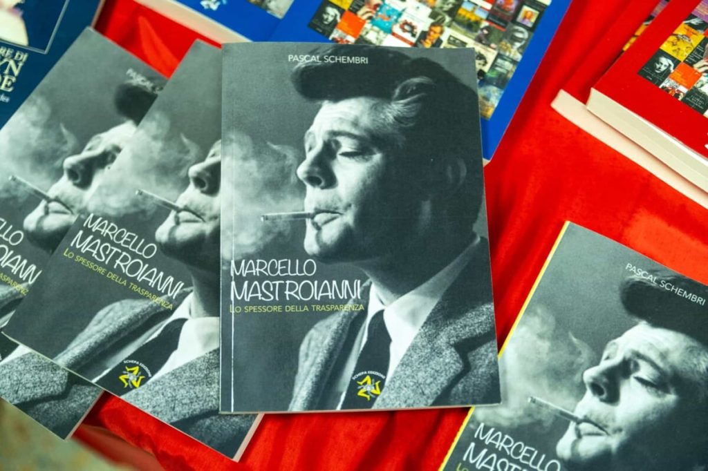 L'installazione letteraria-cinematografica che celebra Marcello Mastroianni