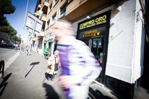 Compro oro e credito su pegno sono fabbriche di denaro. I giovani nel Lazio si liberano dei gioielli di famiglia