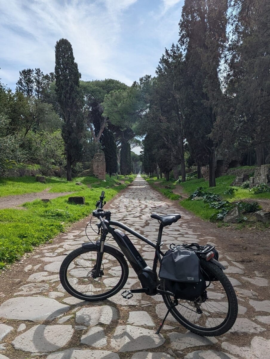 Appia Antica, Caffarella e Acquedotti tour in ebike, piccoli gruppi in inglese