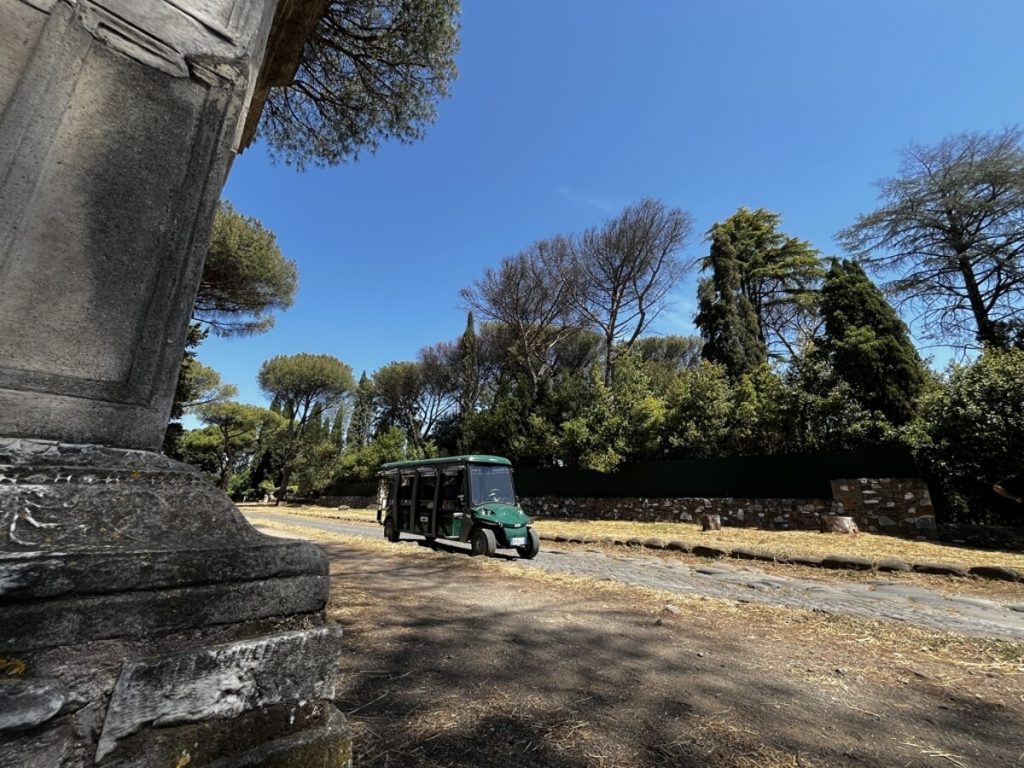 Appia Antica e Catacombe golf cart tour, piccoli gruppi in inglese