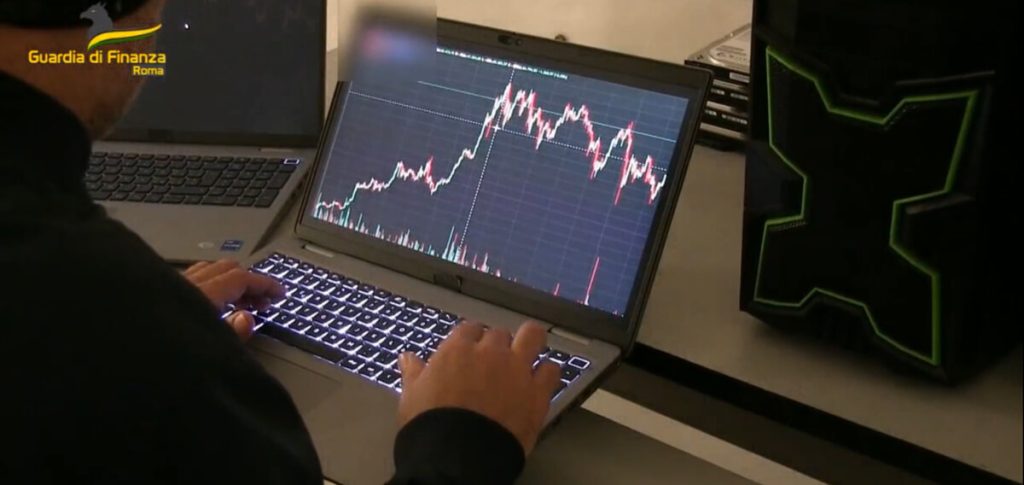 Proponevano investimenti in criptovalute per ripulire soldi sporchi: tre arresti