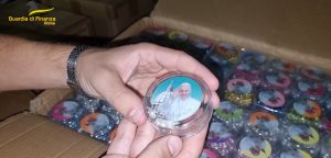 Giubileo 2025: rosari e medaglie con il logo Santa Sede in vendita, ma sono contraffatti
