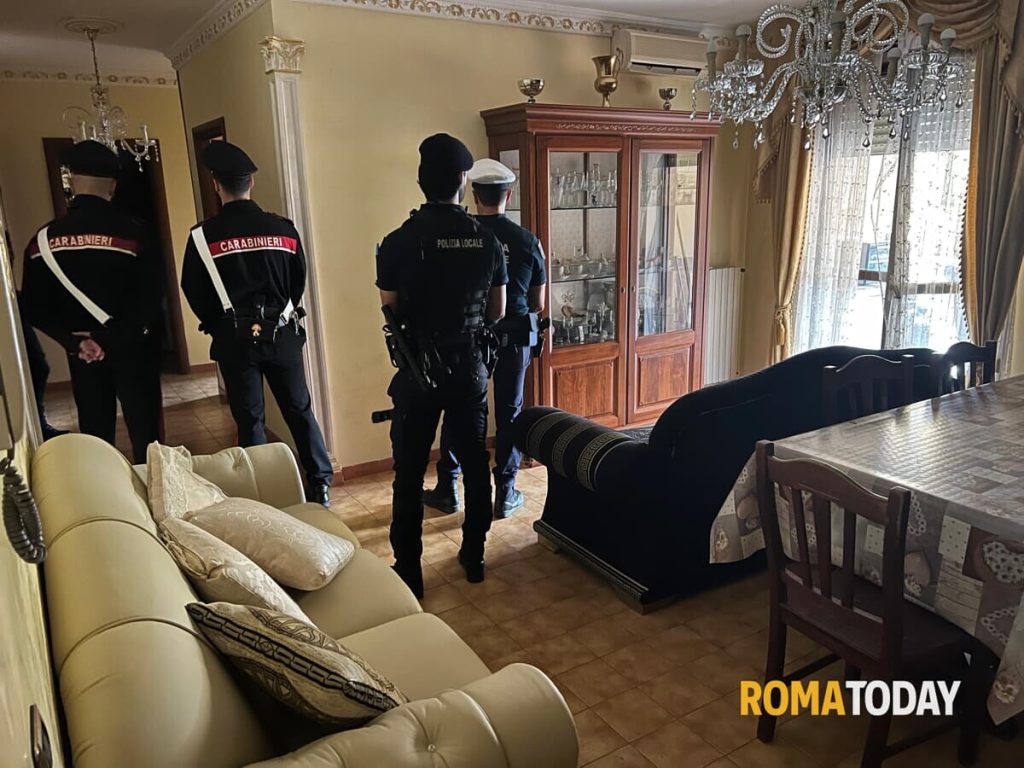 Occupato da Casamonica e Di Silvio: appartamento Ater dissequestrato. Verrà assegnato ad una famiglia