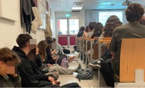 Università, scatta la protesta: "Aule sovraffollate, costretti ad abbandonare le lezioni"