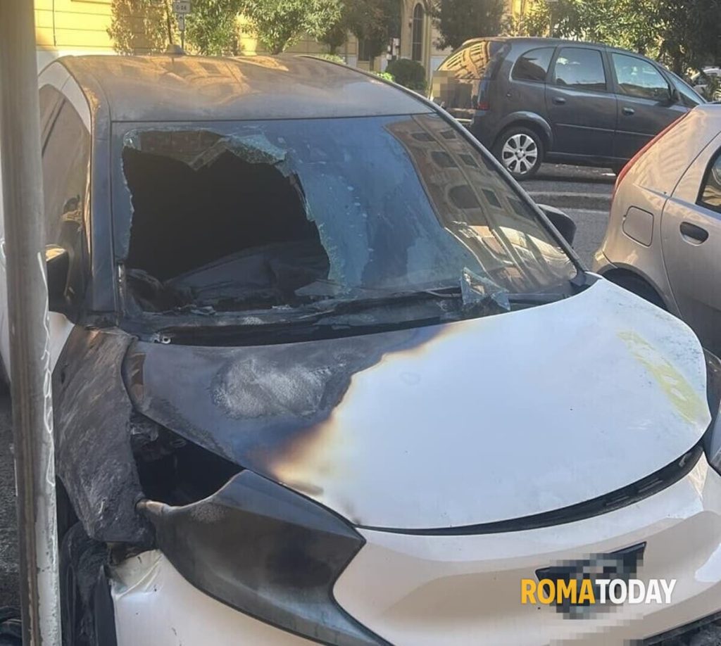 Auto distrutte da un incendio nel centro di Roma