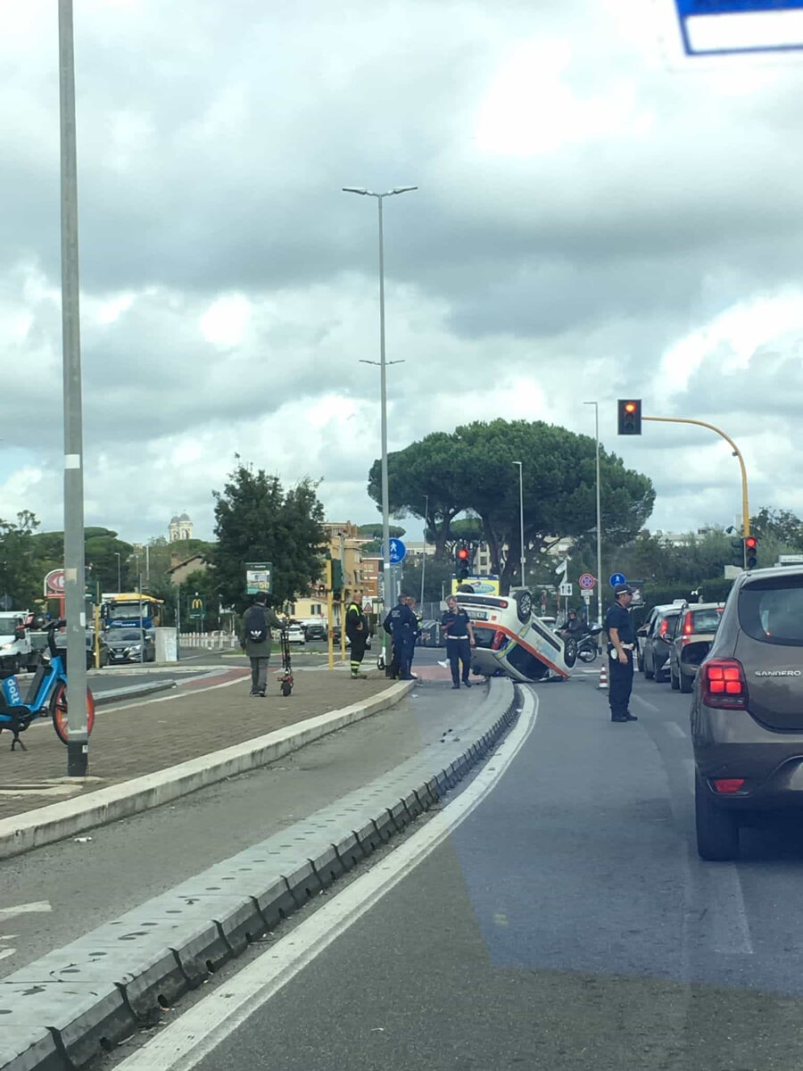 Mezzo di soccorso si ribalta sulla ciclabile della Pineta Sacchetti. Mariani (FDI): "Opera che ha creato solo disagi"