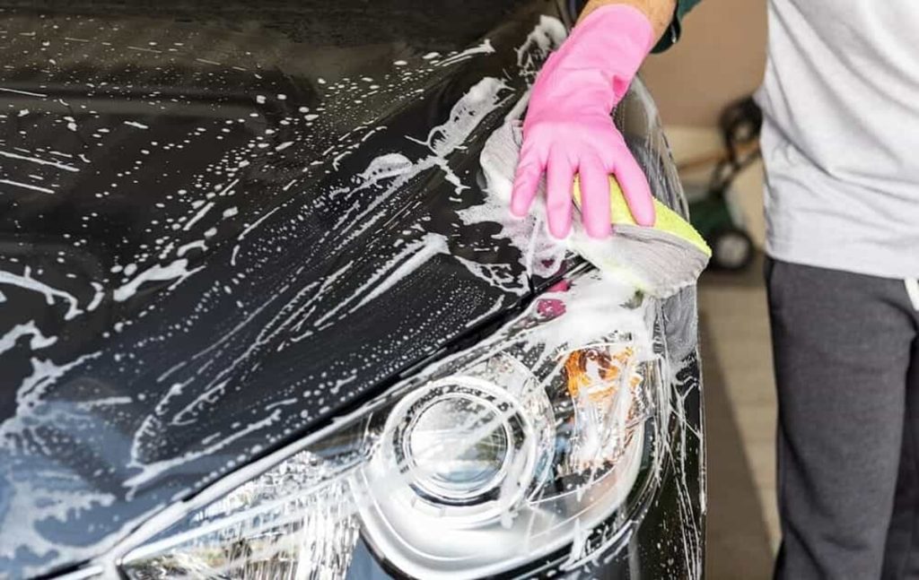 Caporalato alle porte di Roma: nell'autolavaggio lavoratori "in nero" e mal pagati