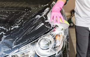 Caporalato alle porte di Roma: nell'autolavaggio lavoratori "in nero" e mal pagati