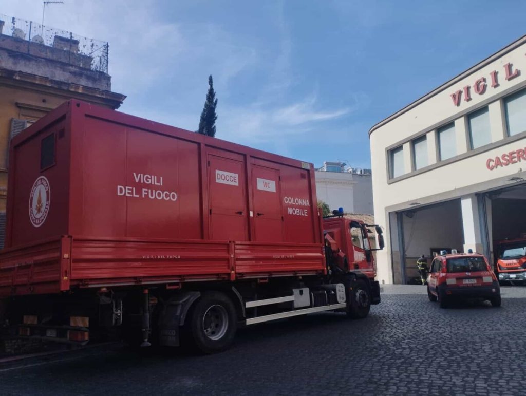 Vigili del fuoco senza docce, nella sede di Roma ci si lava in un container