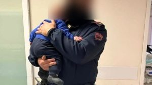 Fratellini abbandonati e trovati in strada con morsi di topo e bruciature di sigarette: la madre condannata a dieci anni