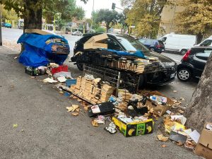 Ostia, a fuoco un banco dei libri usati: “Situazione fuori controllo”