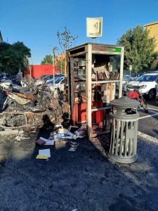 Bruciata la bibliocabina dei bambini del quartiere, i genitori lanciano un flashmob di protesta