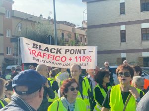 San Basilio, in 500 sfilano contro il black point: "Fermate il progetto"