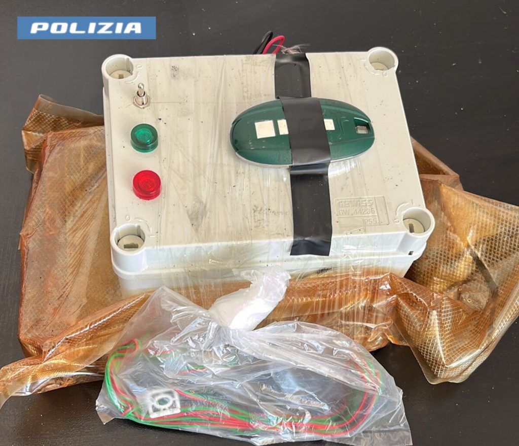 Il giovane incensurato con pistole, 12 chili di droga e una bomba con detonatore pronta a esplodere in casa